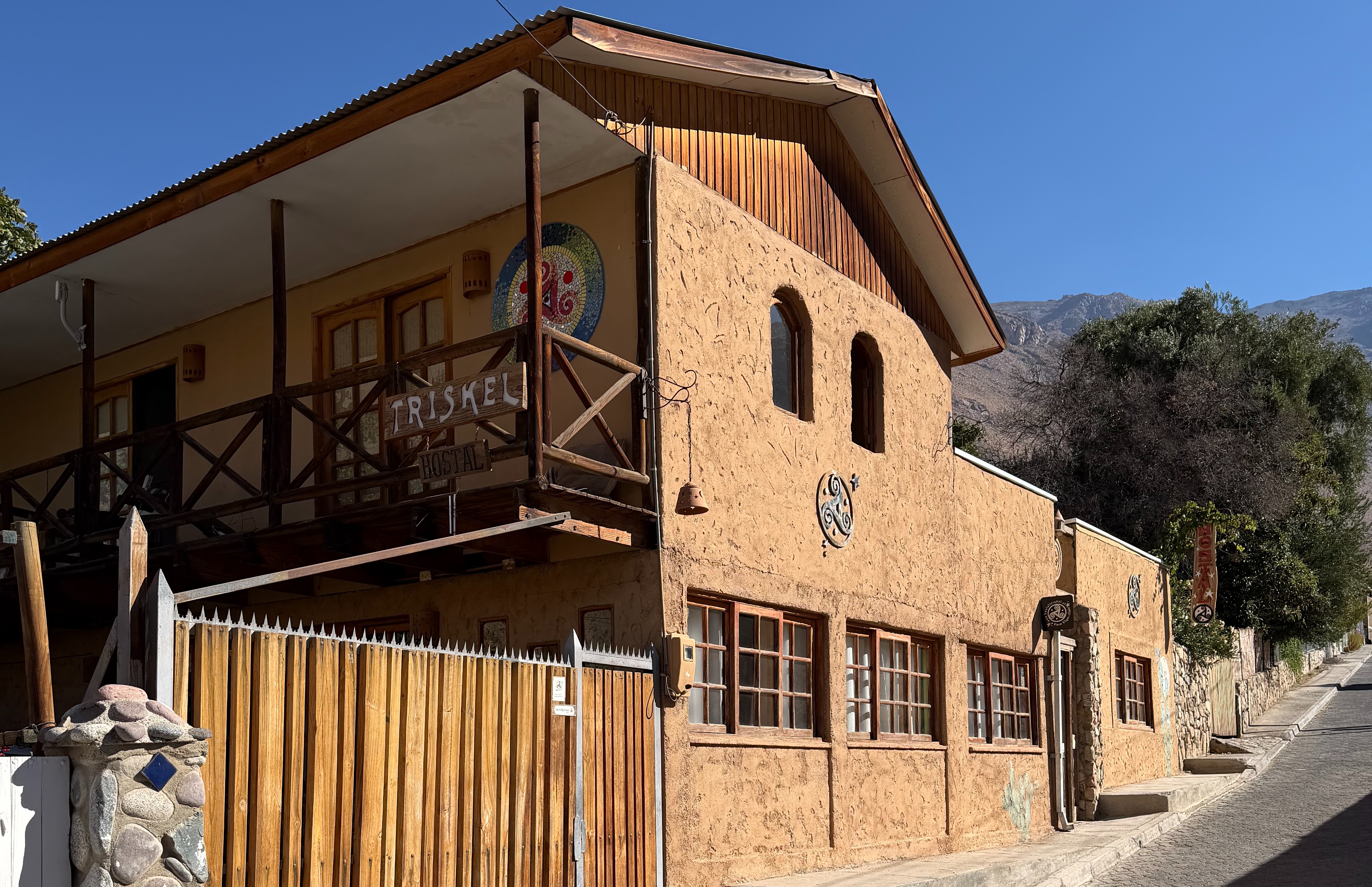HOSTAL TRISKEL (PISCO ELQUI)